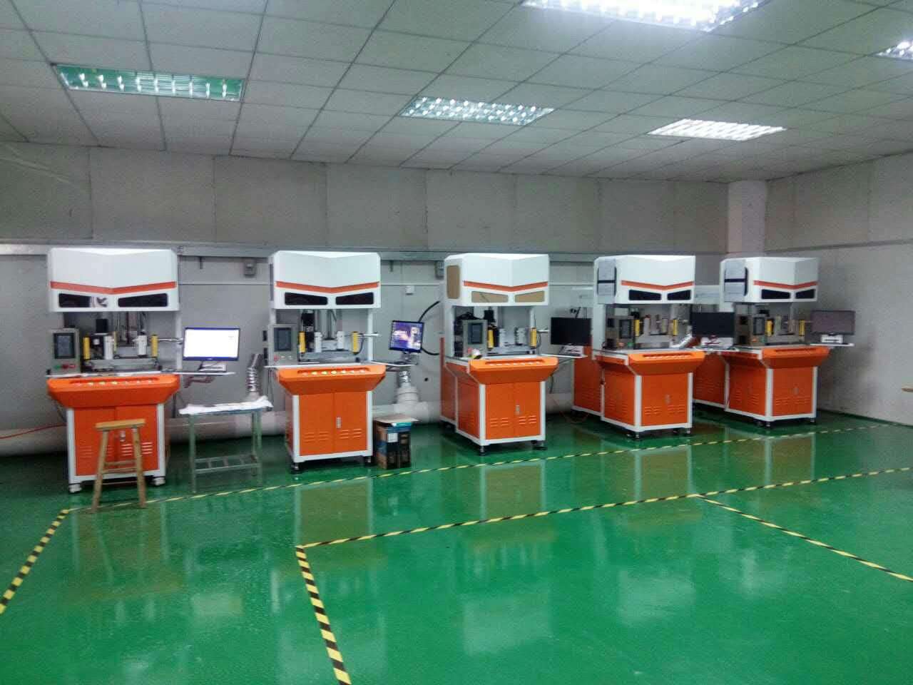 3D激光鐳雕機(jī)設(shè)備現(xiàn)場圖片1