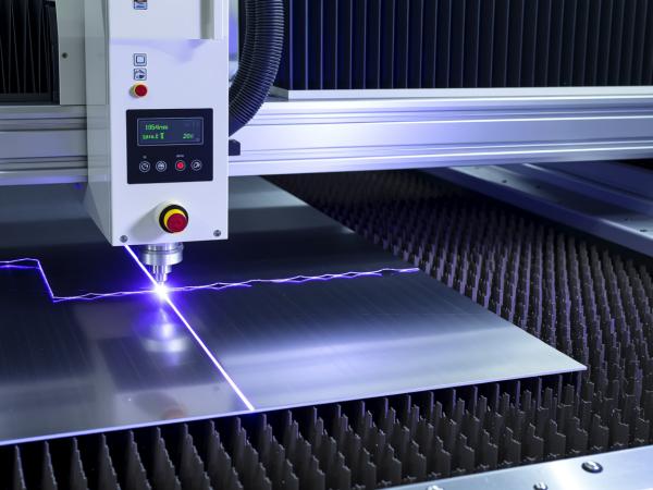 從理論到產(chǎn)線：紫外飛秒激光切割機(jī)如何賦能PET膜材制造的全場(chǎng)景升級(jí)